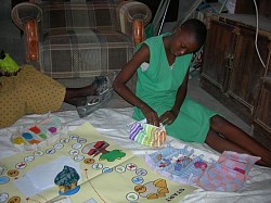 Une jeune fille de Rakops, au Botswana, avec la première édition de Dipeo en 2013. Elle nous raconte qu'elle a été admise au lycée parce qu'elle a beaucoup joué à Dipeo pendant ses études secondaires.