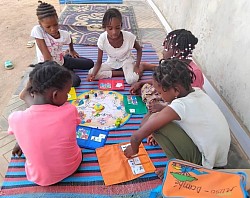 Filles jouant au jeu Dipeo, Bamako, Mali